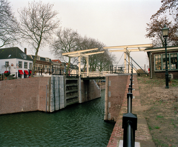 843068 Gezicht op de gerestaureerde ophaalbrug bij de Lekstraat over de gerestaureerde Oude Sluis te Vreeswijk ...